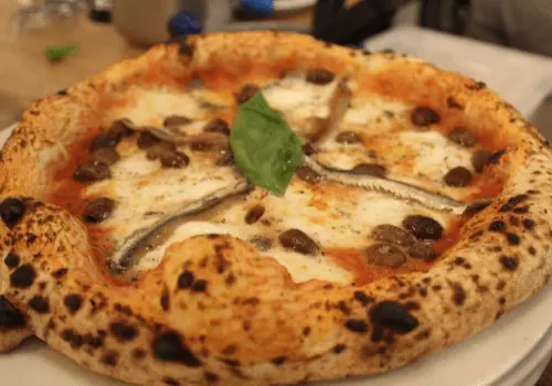 Pizza con acciughe di Cetara alla Casa Cantoniera