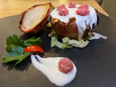 La cipolla bionda con salsiccia di Bra e fonduta di toma raschera