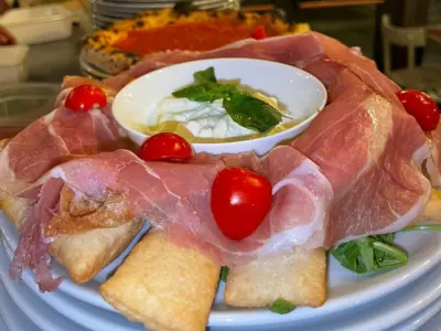 Chiacchere, salumi e burrata della Casa Cantoniera